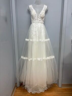 Merry’s NWT White Floral Lace Boho Wedding Gown Plunge Neckline Size 14